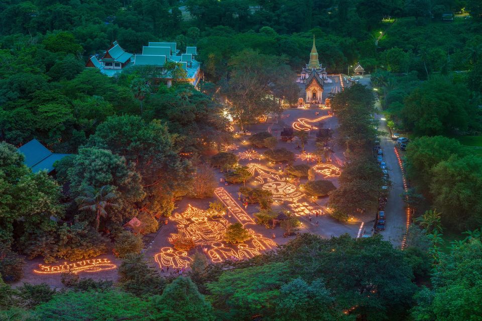 Wat Tha Khanum au crépuscule pour la cérémonie bouddhiste de Visakha Bucha