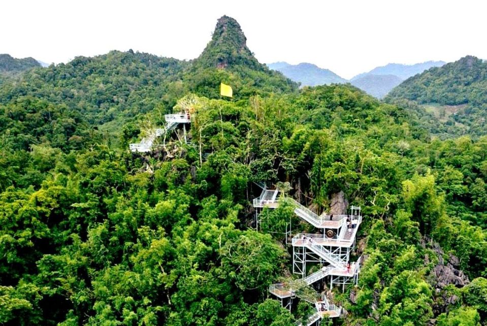 Les escaliers montant au point de vue