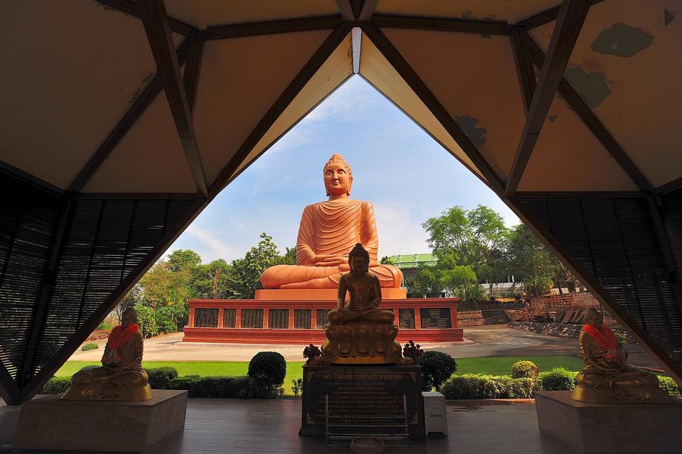 Statue géante de Buddha - Wat Tham Phuwa