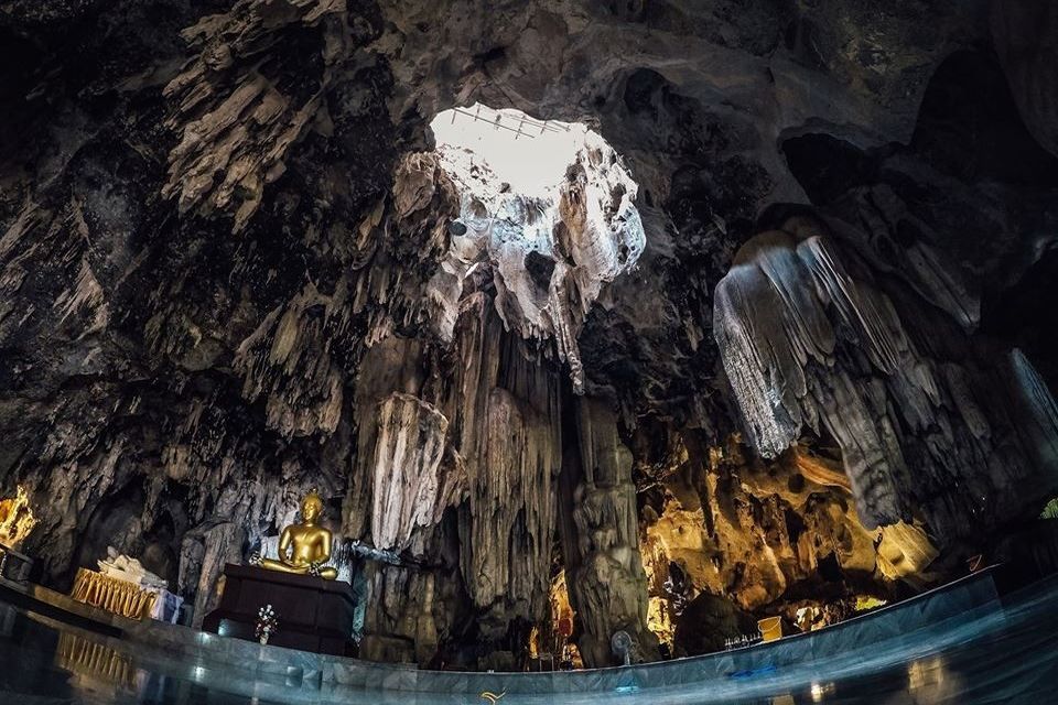 Intérieur du wat Tham Phuwa - Province de Kanchanaburi