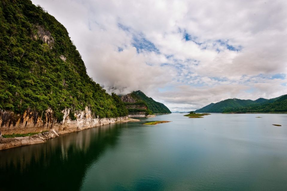 Vue sur le lac Vachiralongkon