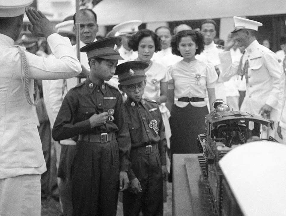 [en]King Ananda Mahidol and Prince Bhumibol Adulyadej[fr]Le Roi Ananda Mahidol et le Prince Bhumibol Adulyadej (1938)