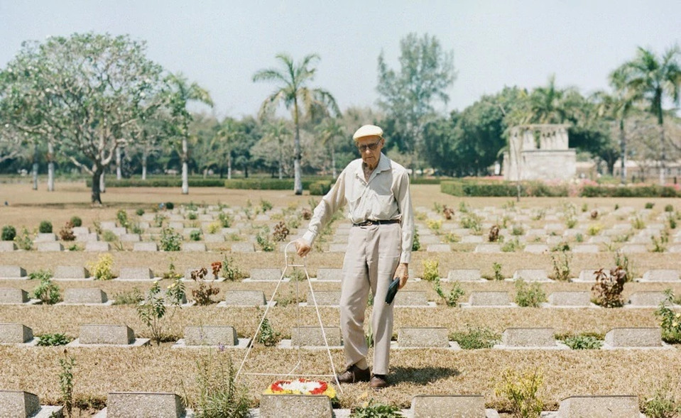 Harold Martin visitant le cimetière de guerre - Myanmar