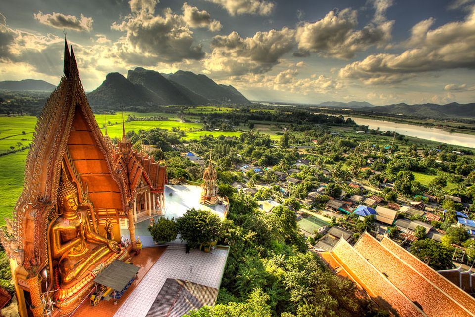 [fr]Wat Tham Suea dominant la vallée du Mae Klong à Kanchanaburi[en]Wat Tham Suea overlooking the Mae Klong Valley in Kanchanaburi