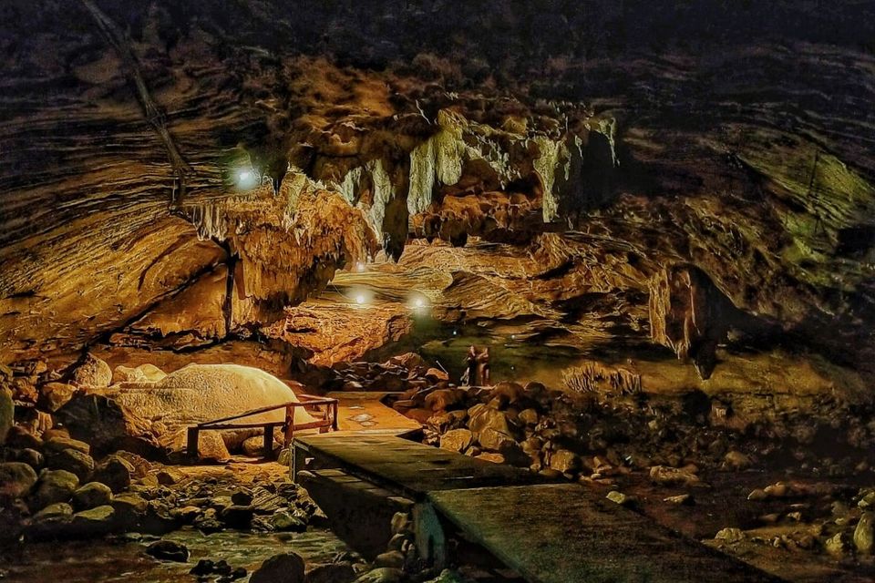 Interieur de la grotte de Than Lot Noi