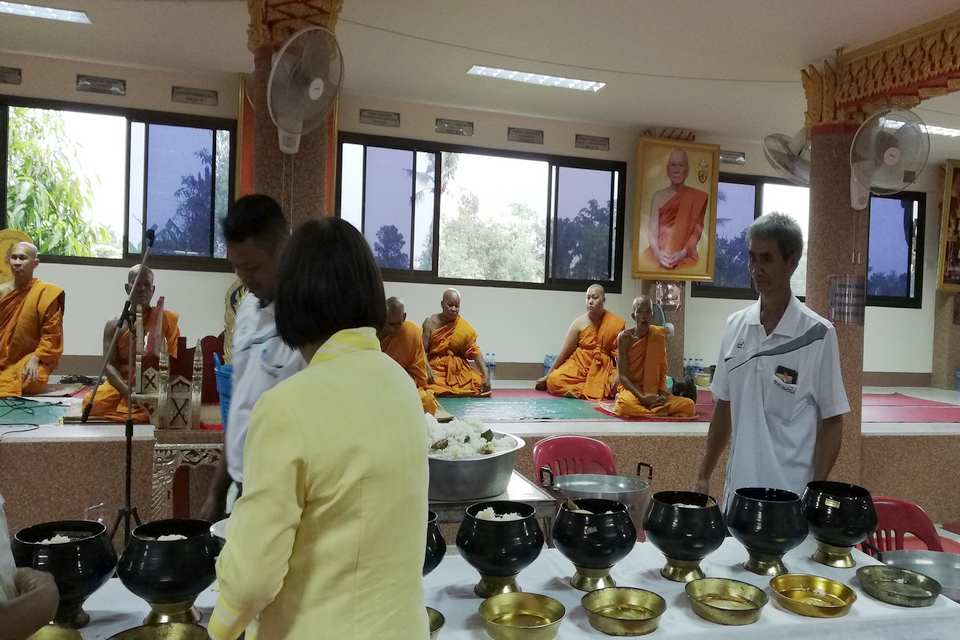 Neuf bols pour les offrandes du matin au temple