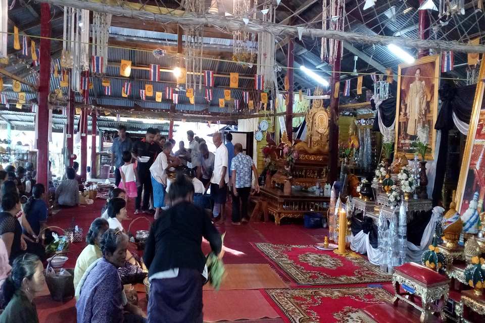 Offrandes de nourriture du matin au temple, Sisaket