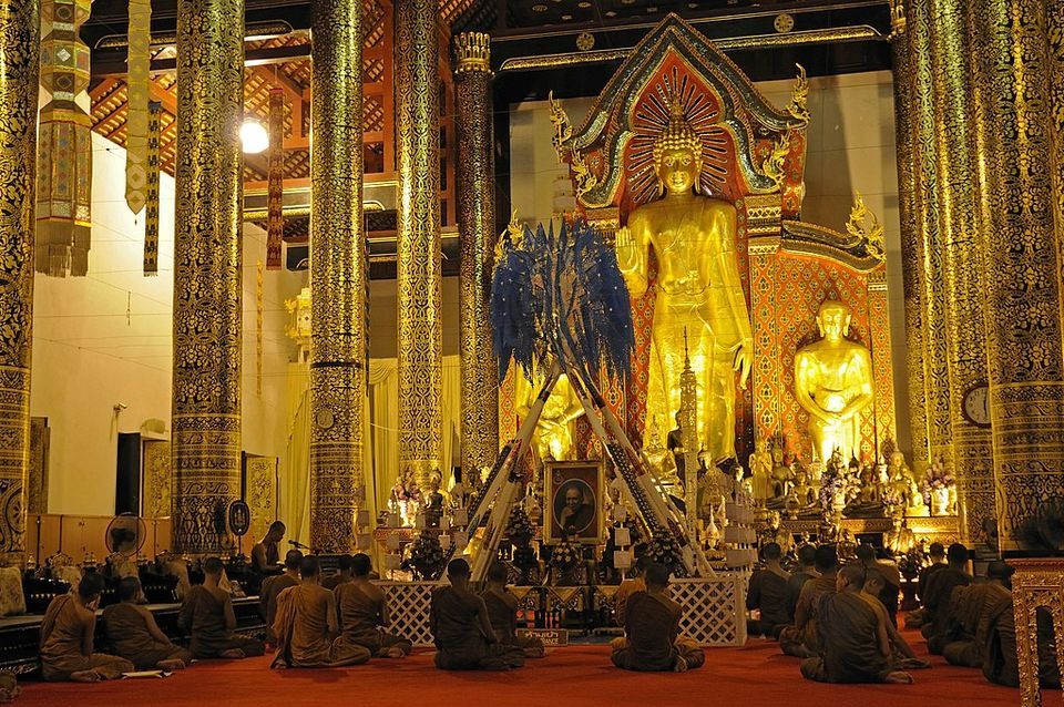 [fr]Moines dans le vihan du Wat Chedi Luang[en]Monks in the vihan of Wat Chedi Luang