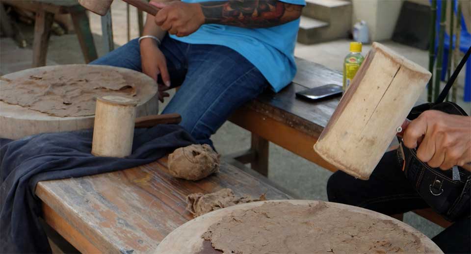 La pâte de khoi est travaillée avec des maillets